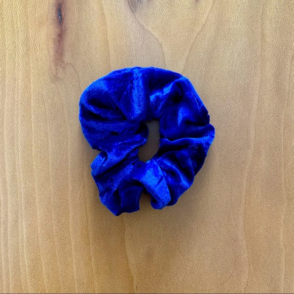 ✨ NWOT Velvet Scrunchies 4pk - Picture 5 of 7